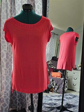 Pleione Coral Pink Hi‑Lo Tunic Blouse – Wide Scoop Neck, Drop Shoulder – Size S
